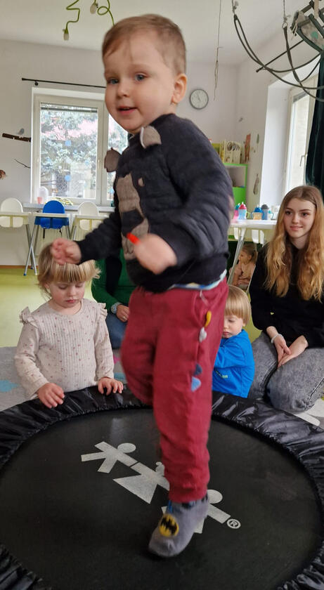 Untitled Хлопчик стрибає на батуті в залі дитячого садка Mariposa